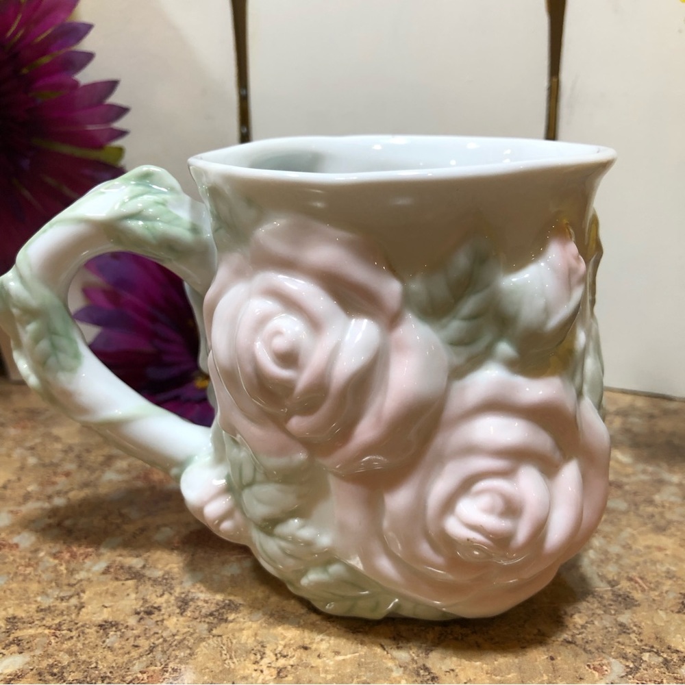 Vintage Avon 1992 Boy Cherub Angel & Roses Embossed Porcelain Mug - Picture 3 of 7